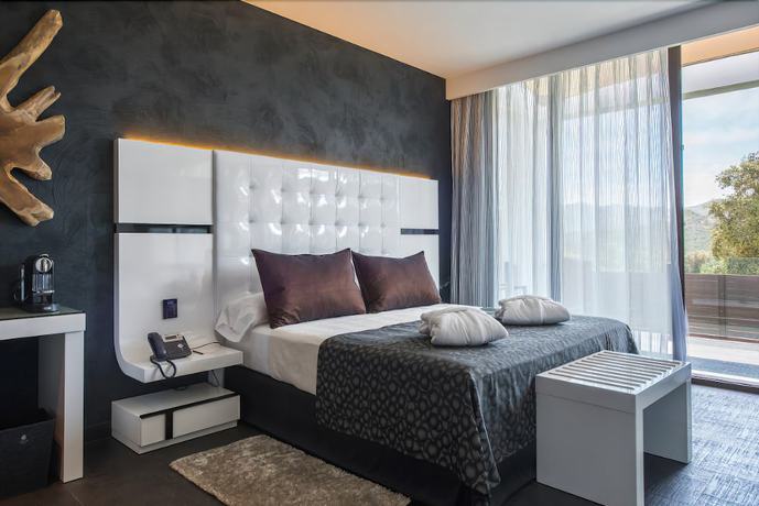 Imagen de la habitación del Hotel Suites Natura Mas Tapiolas. Foto 12