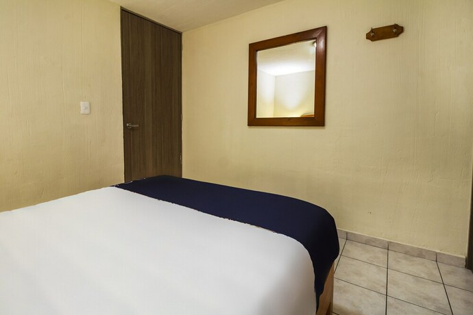 Imagen de la habitación del Hotel Suites Navata. Foto 19