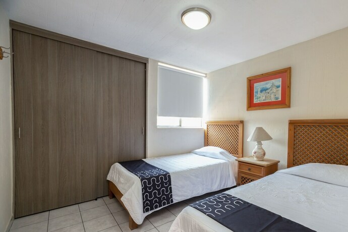 Imagen de la habitación del Hotel Suites Navata. Foto 24