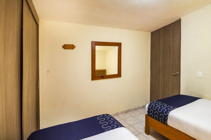 Imagen de la habitación del Hotel Suites Navata. Foto 30