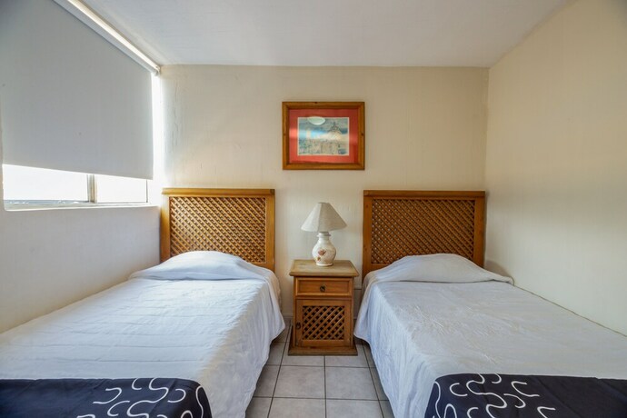 Imagen de la habitación del Hotel Suites Navata. Foto 31