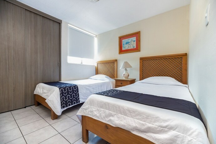 Imagen de la habitación del Hotel Suites Navata. Foto 32