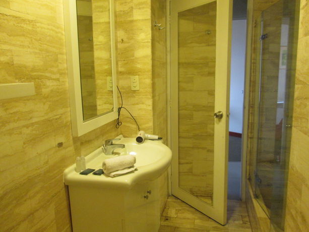 Imagen de la habitación del Hotel Suites Real. Foto 9