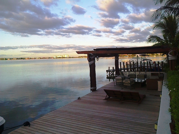 Imagen de la piscina del Hotel Suites Sina Cancún. Foto 9