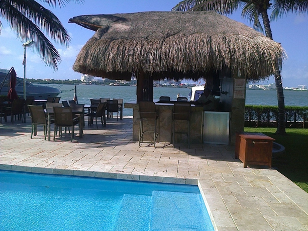 Imagen de la piscina del Hotel Suites Sina Cancún. Foto 10