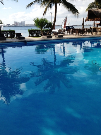 Imagen de la piscina del Hotel Suites Sina Cancún. Foto 11
