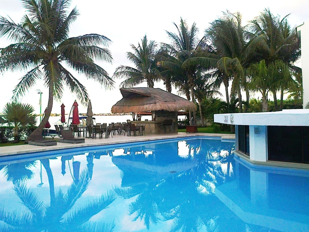 Imagen de la piscina del Hotel Suites Sina Cancún. Foto 12
