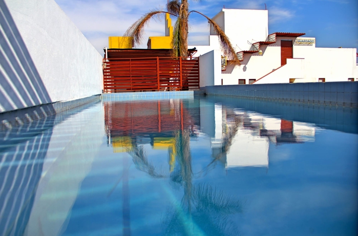 Imagen de la piscina del Hotel Suites Tg. Foto 16