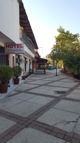 Imagen de los exteriores del Hotel Suites Tropicana Ixtapa. Foto 11