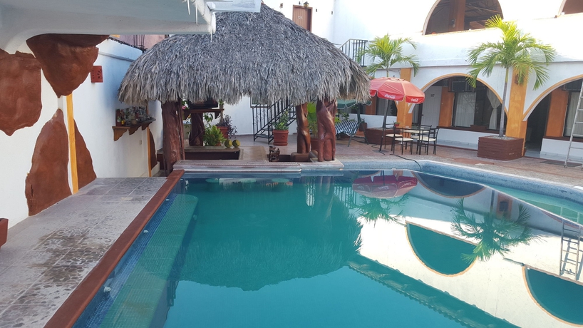 Imagen de la piscina del Hotel Suites Tropicana Ixtapa. Foto 15