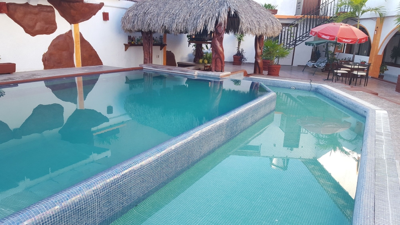 Imagen de la piscina del Hotel Suites Tropicana Ixtapa. Foto 16