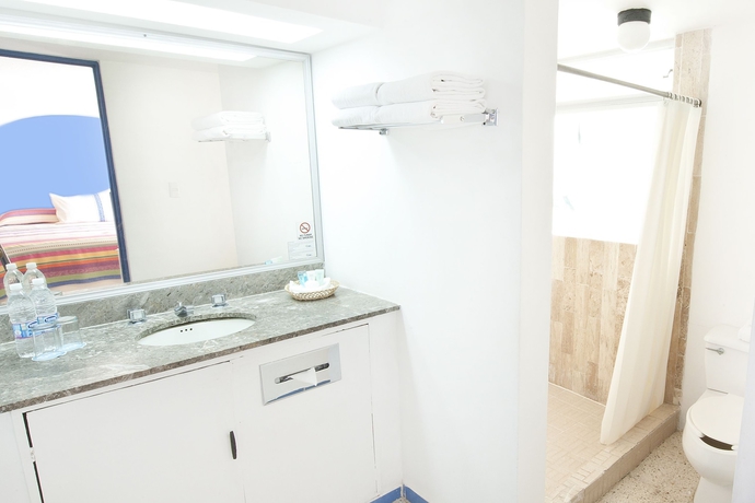 Imagen de la habitación del Hotel Suites Villasol. Foto 13