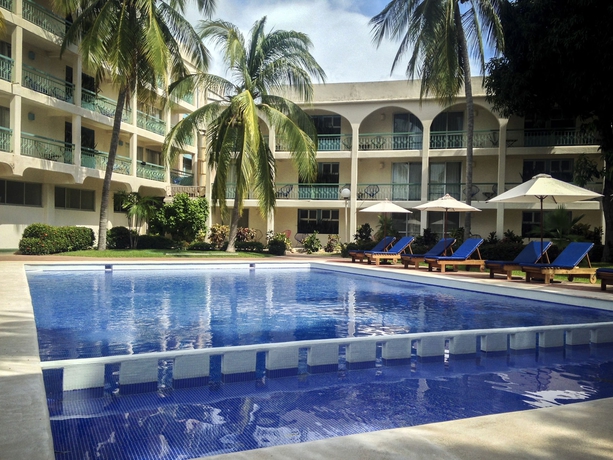 Imagen de la piscina del Hotel Suites Villasol. Foto 17