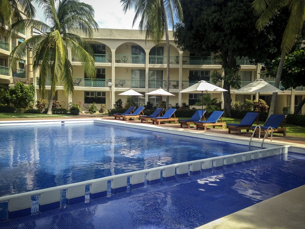 Imagen de la piscina del Hotel Suites Villasol. Foto 18