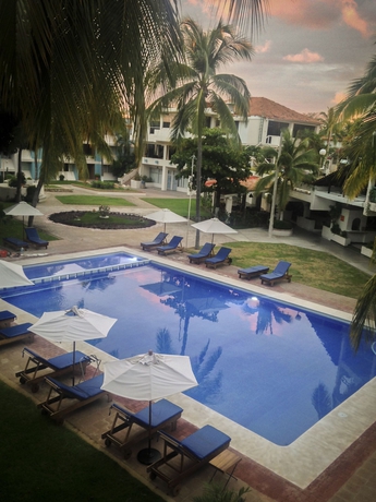 Imagen de la piscina del Hotel Suites Villasol. Foto 19