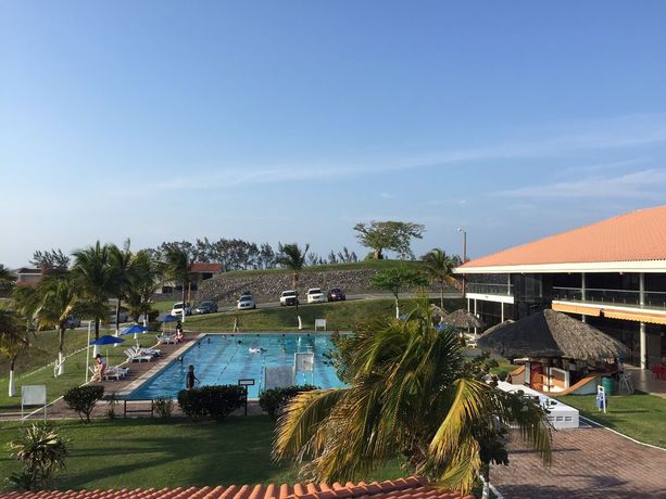 Imagen de la piscina del Hotel Suites Vista Bella. Foto 11