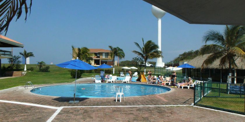 Imagen de la piscina del Hotel Suites Vista Bella. Foto 12