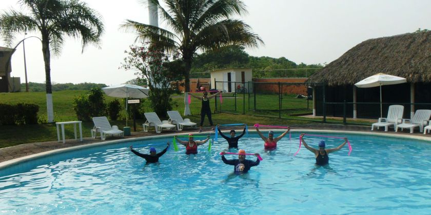 Imagen de la piscina del Hotel Suites Vista Bella. Foto 13