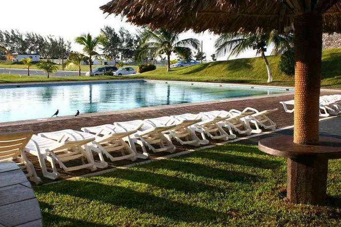 Imagen de la piscina del Hotel Suites Vista Bella. Foto 14