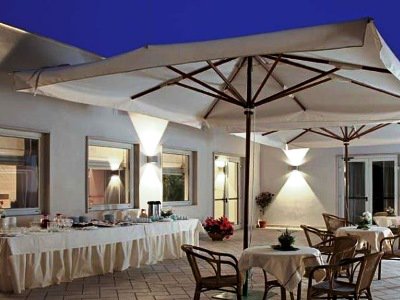 Imagen del bar/restaurante del Hotel Suites & Residence Hotel. Foto 4