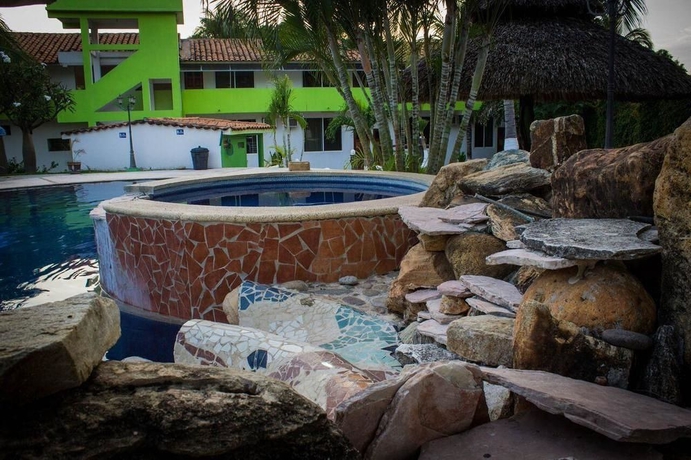 Imagen de la piscina del Hotel Suites and Punta Esmeralda. Foto 16