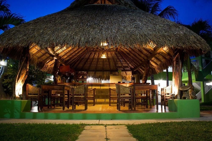 Imagen del bar/restaurante del Hotel Suites and Punta Esmeralda. Foto 1