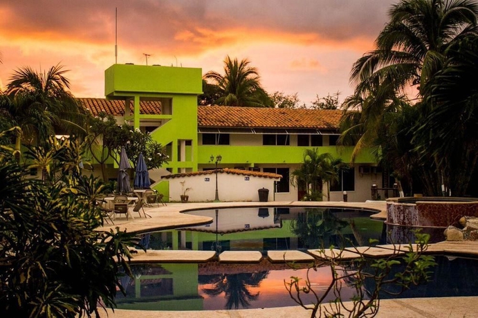 Imagen de los exteriores del Hotel Suites and Punta Esmeralda. Foto 13