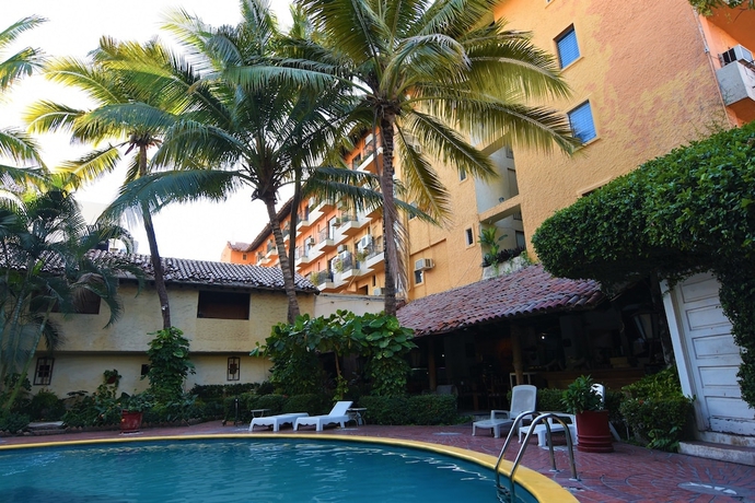 Imagen de la piscina del Hotel Suites del Sol. Foto 17