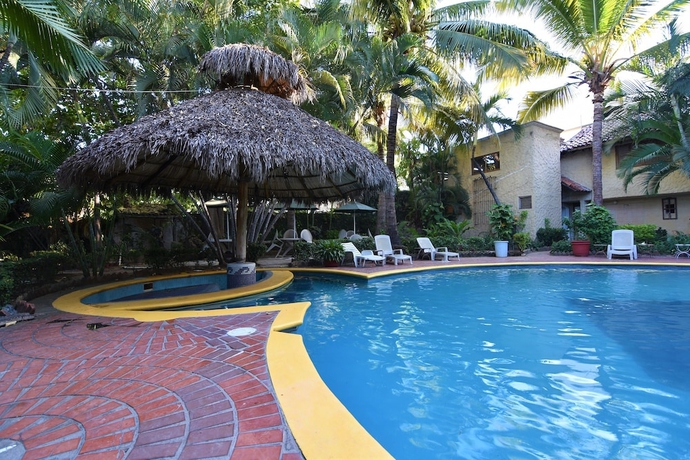 Imagen de la piscina del Hotel Suites del Sol. Foto 18