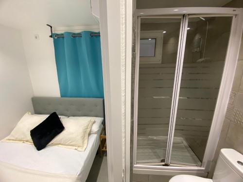 Imagen general del Hotel Suites nuevas con ba&ntilde;o privado frente al metro st MWC Barcelona-FIRA. Foto 2