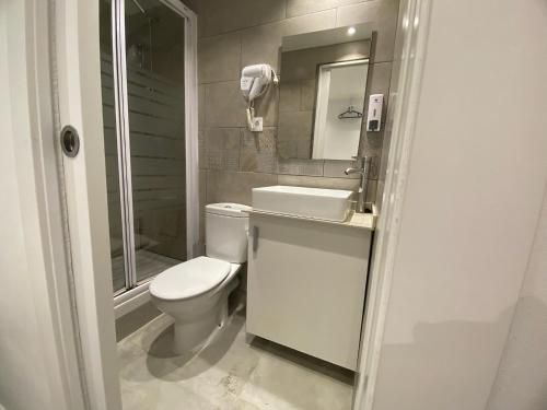 Imagen general del Hotel Suites nuevas con ba&ntilde;o privado frente al metro st MWC Barcelona-FIRA. Foto 3