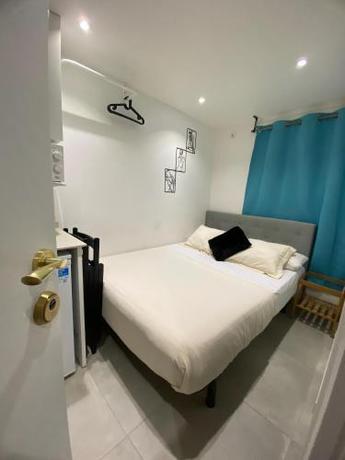 Imagen general del Hotel Suites nuevas con ba&ntilde;o privado frente al metro st MWC Barcelona-FIRA. Foto 4