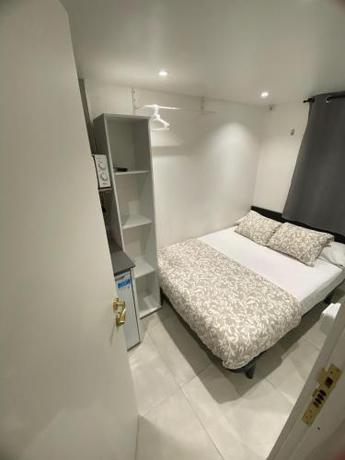 Imagen general del Hotel Suites nuevas con ba&ntilde;o privado frente al metro st MWC Barcelona-FIRA. Foto 5