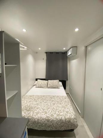 Imagen general del Hotel Suites nuevas con ba&ntilde;o privado frente al metro st MWC Barcelona-FIRA. Foto 6