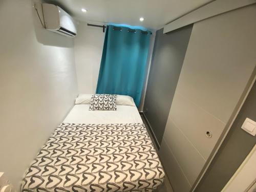 Imagen general del Hotel Suites nuevas con ba&ntilde;o privado frente al metro st MWC Barcelona-FIRA. Foto 9