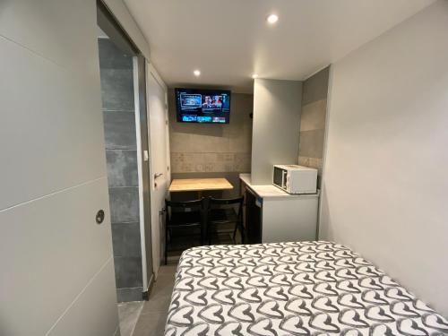 Imagen general del Hotel Suites nuevas con ba&ntilde;o privado frente al metro st MWC Barcelona-FIRA. Foto 10