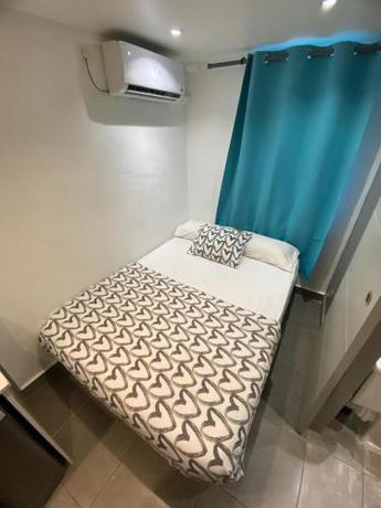Imagen general del Hotel Suites nuevas con ba&ntilde;o privado frente al metro st MWC Barcelona-FIRA. Foto 11