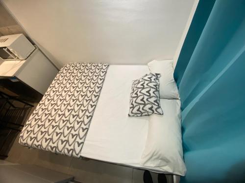 Imagen de la habitación del Hotel Suites nuevas con ba&ntilde;o privado frente al metro st MWC Barcelona-FIRA. Foto 20