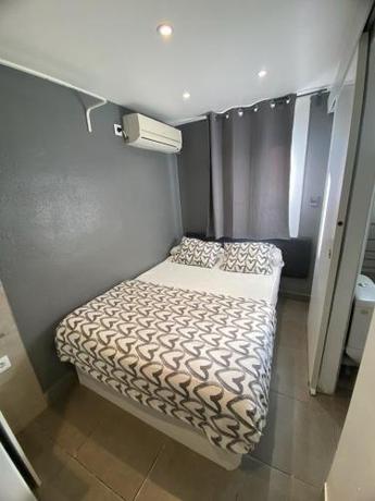 Imagen general del Hotel Suites nuevas con ba&ntilde;o privado frente al metro st MWC Barcelona-FIRA. Foto 13