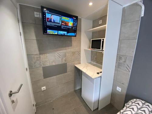 Imagen general del Hotel Suites nuevas con ba&ntilde;o privado frente al metro st MWC Barcelona-FIRA. Foto 14