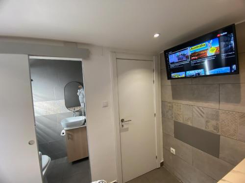 Imagen general del Hotel Suites nuevas con ba&ntilde;o privado frente al metro st MWC Barcelona-FIRA. Foto 15