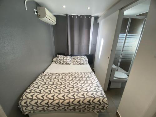 Imagen general del Hotel Suites nuevas con ba&ntilde;o privado frente al metro st MWC Barcelona-FIRA. Foto 16