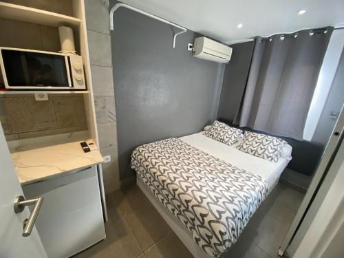 Imagen general del Hotel Suites nuevas con ba&ntilde;o privado frente al metro st MWC Barcelona-FIRA. Foto 17