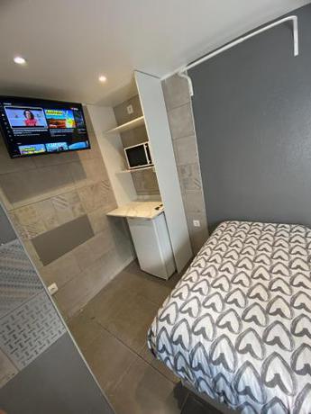 Imagen general del Hotel Suites nuevas con ba&ntilde;o privado frente al metro st MWC Barcelona-FIRA. Foto 18