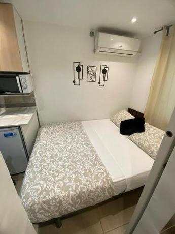Imagen general del Hotel Suites nuevas con ba&ntilde;o privado frente al metro st MWC Barcelona-FIRA. Foto 19