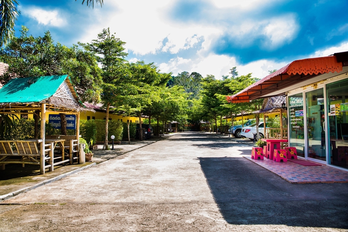 Imagen de los exteriores del Hotel Suksaiburi Resort. Foto 11