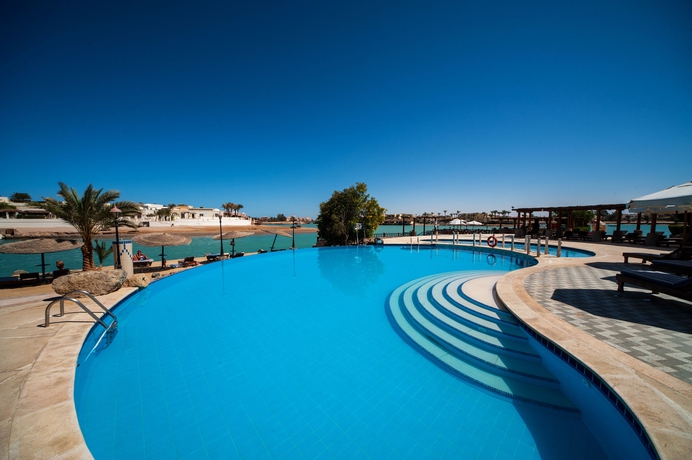 Imagen de la piscina del Hotel Sultan Bey. Foto 15