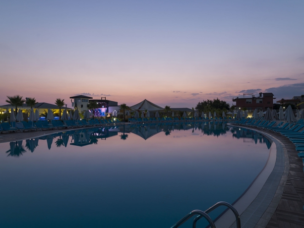 Imagen de la piscina del Hotel Sultan Of Dreams. Foto 16