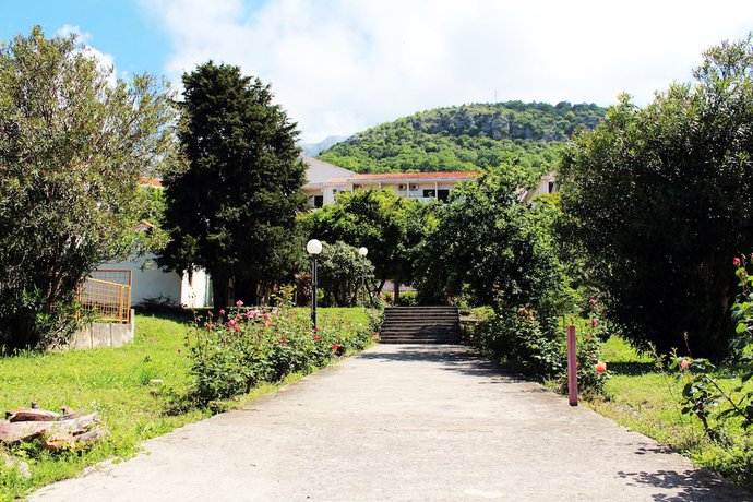 Imagen de los exteriores del Hotel Sumadija, Rafailovici. Foto 19