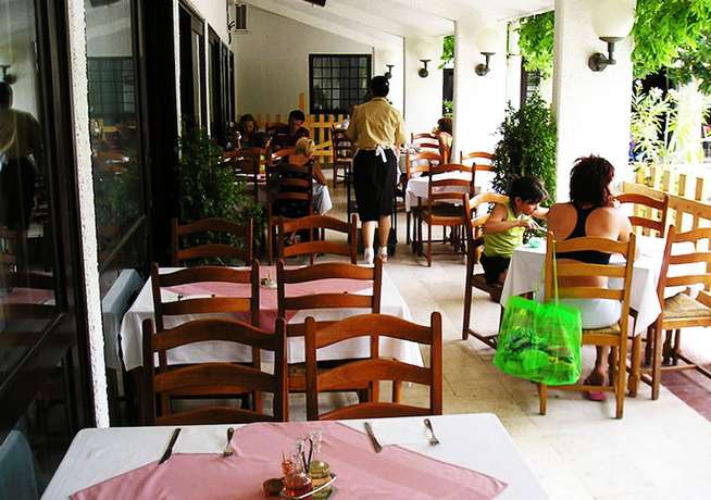 Imagen del bar/restaurante del Hotel Sumadija, Rafailovici. Foto 3